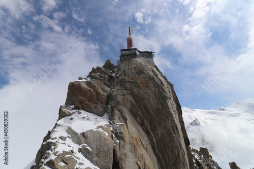 L'aiguille du midi, sommet haut de 3842 metres, dans le massif du Mont Blanc dans les Alpes, ville de Chamonix, departement de Haute Savoie, France