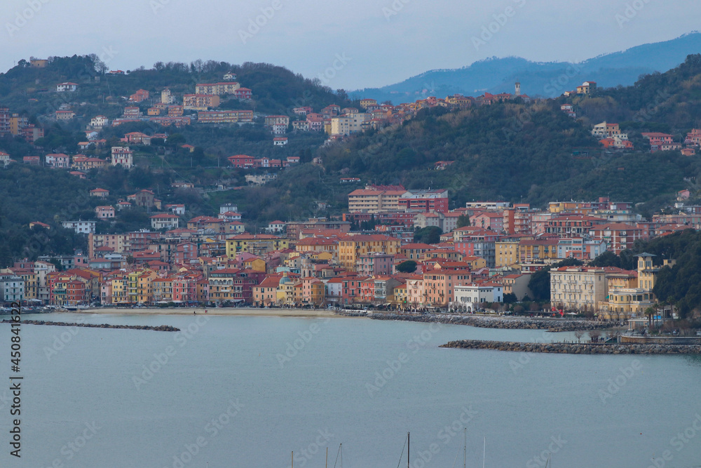 San Terenzo, borgo Ligure in provincia di La Spezia, che si affaccia sul Golfo dei Poeti.