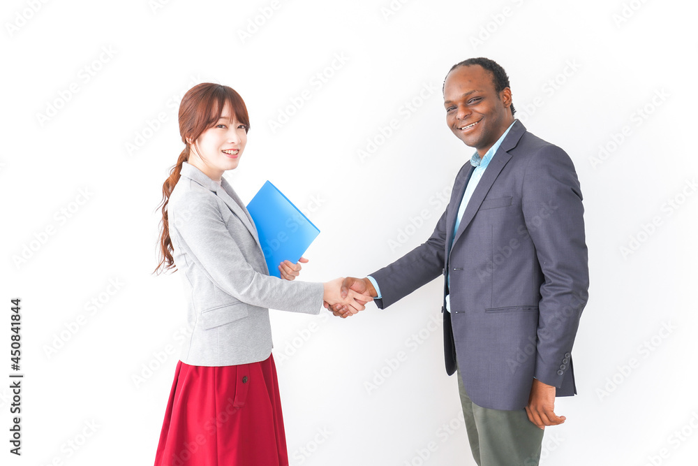 握手をする2人のビジネスパーソン 握手をする2人のビジネスパーソン