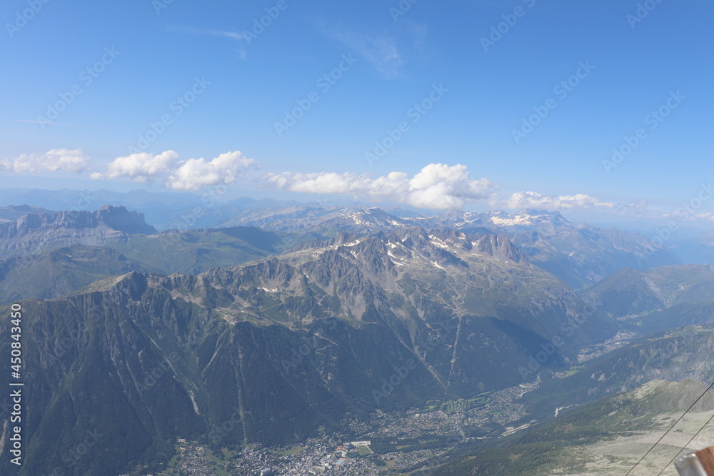 Le massif des aiguilles rouges dans les Alpes, vu depuis l'aiguille du midi, ville de Chamonix, departement de Haute Savoie, France