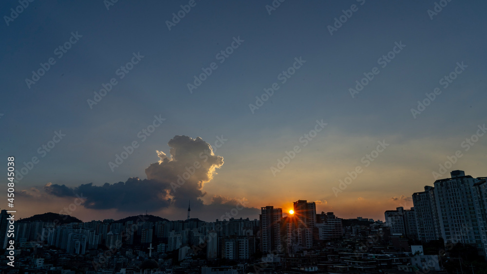 Naklejka premium sunset over the city