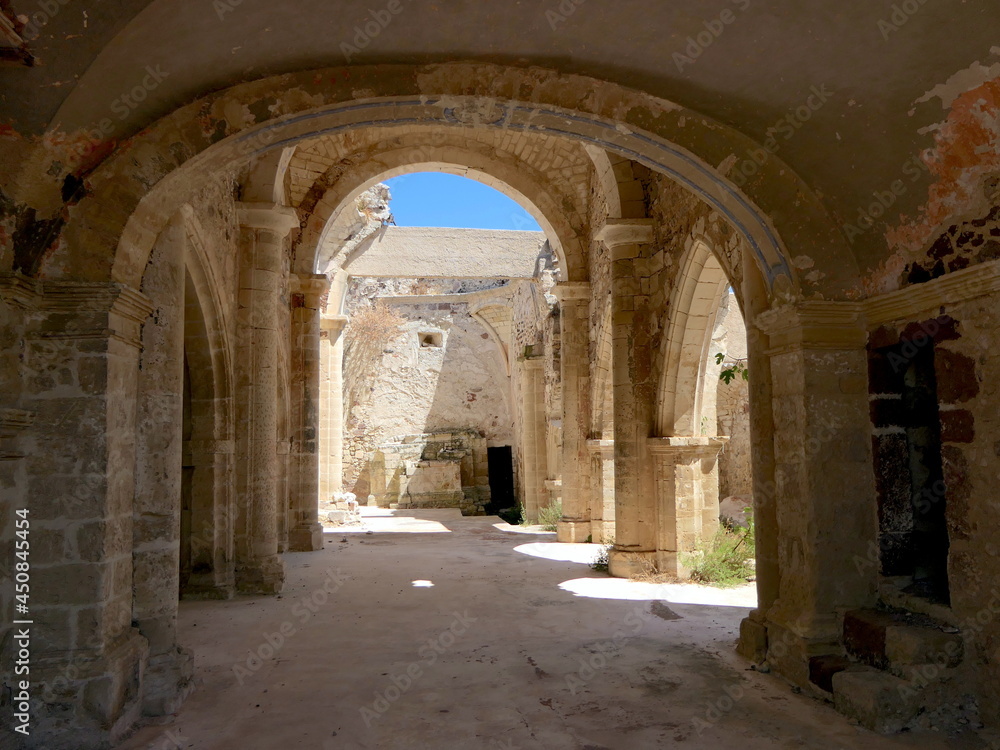 Die eingestürzte Kirche von Martis auf Sardinien