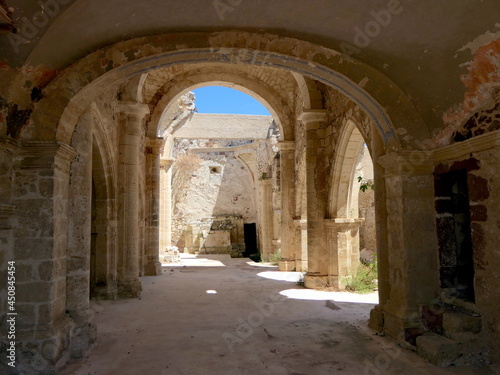 Die eingest  rzte Kirche von Martis auf Sardinien