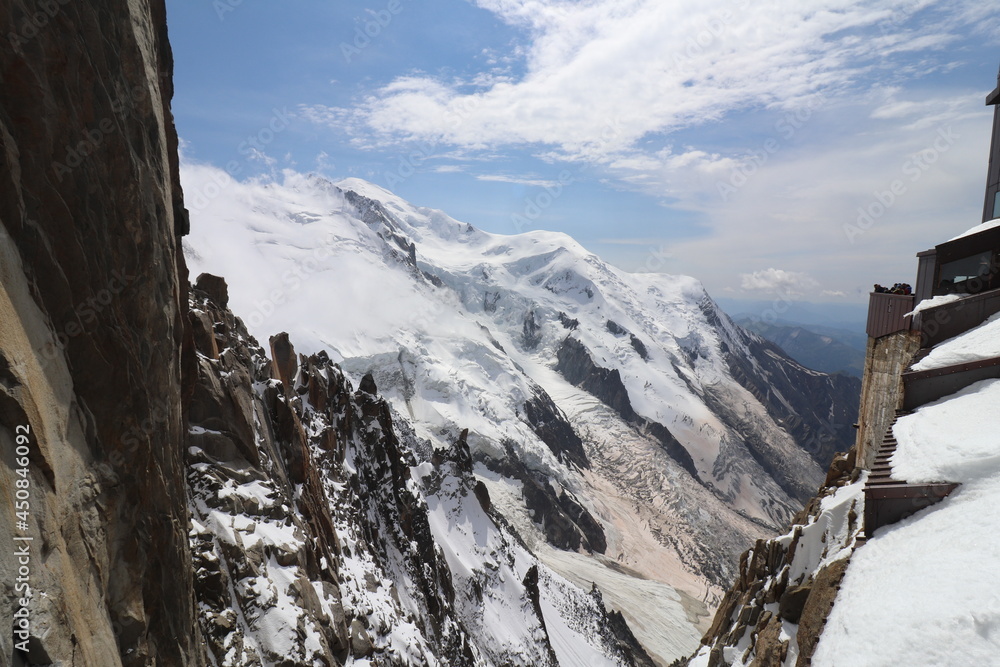 Le massif du Mont Blanc dans les Alpes, vu depuis l'aiguille du midi, ville de Chamonix, departement de Haute Savoie, France