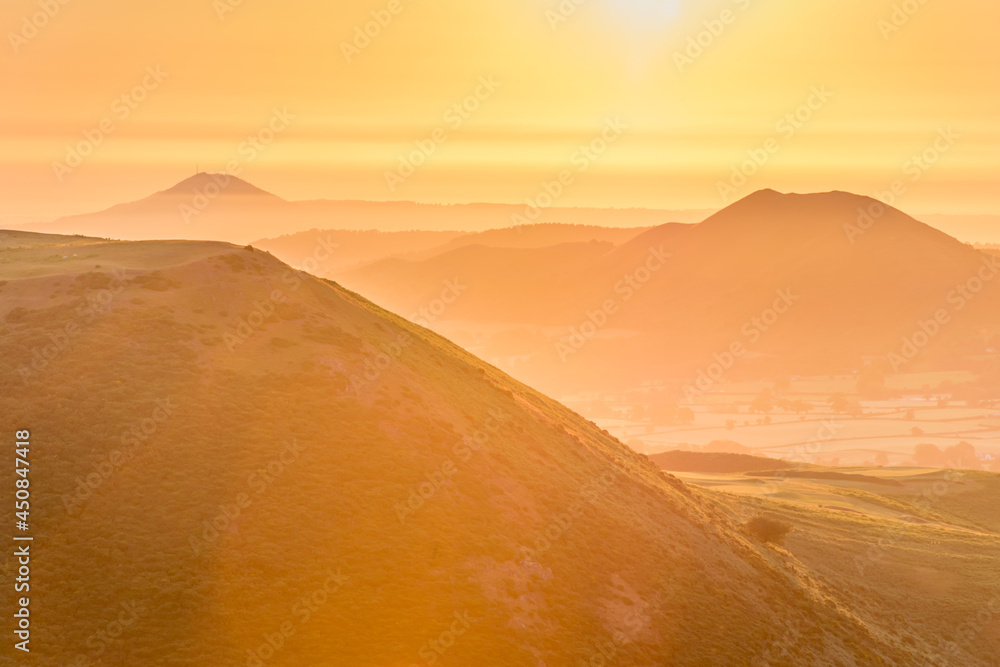 Naklejka premium Warm yellow sunrise in Shropshire Hills, UK