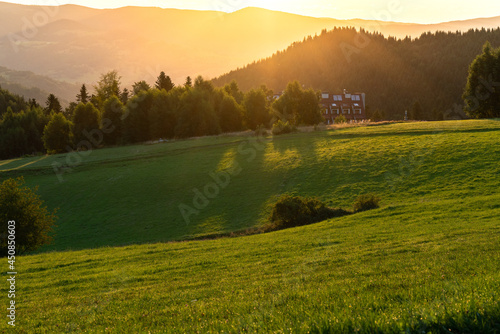 Fototapeta Naklejka Na Ścianę i Meble -  poranek w górach. Piwniczna w Beskidzie Sądeckim