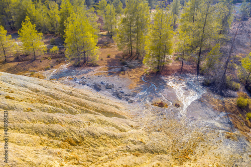 Pollution of the grounds and the waters with solid and liquid waste from copper mining