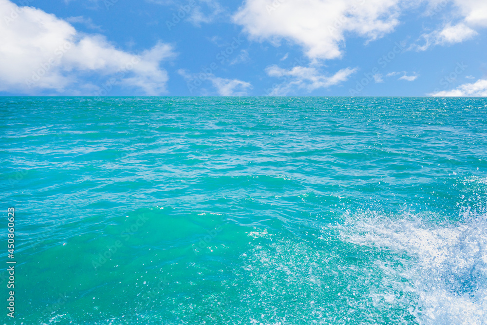 海と波しぶき/青空背景/ビーチ、夏の風景/サマーバケーション、リゾートのイメージ画像