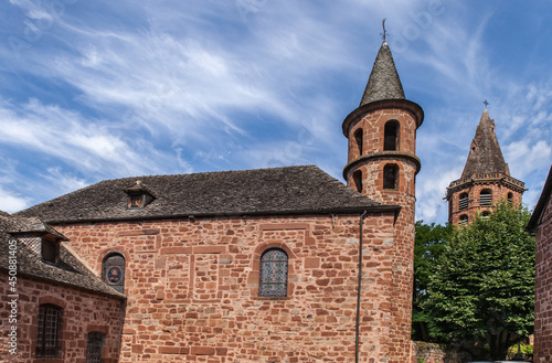 Marcillac Vallon (Aveyron, France) - Chapelle des pénitents et église Saint Mart Fototapet