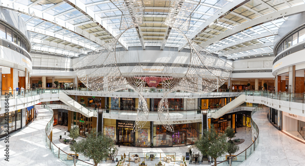 Dubai Mall Fashion Avenue Luxury Shopping Center panorama in the United  Arab Emirates foto de Stock | Adobe Stock
