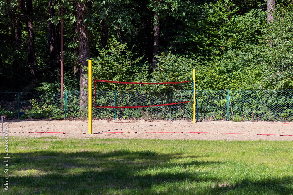 Puste boisko do siatkówki plażowej plażowej.