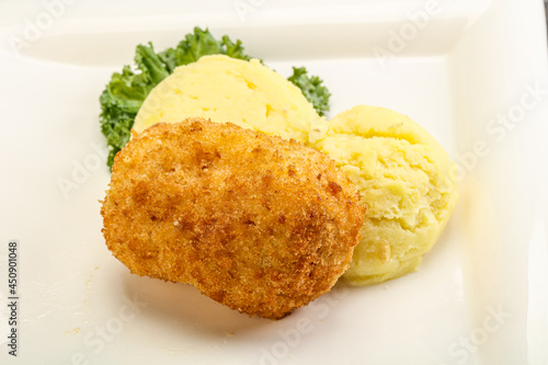 Crispy chicken cutlet with mashed potato