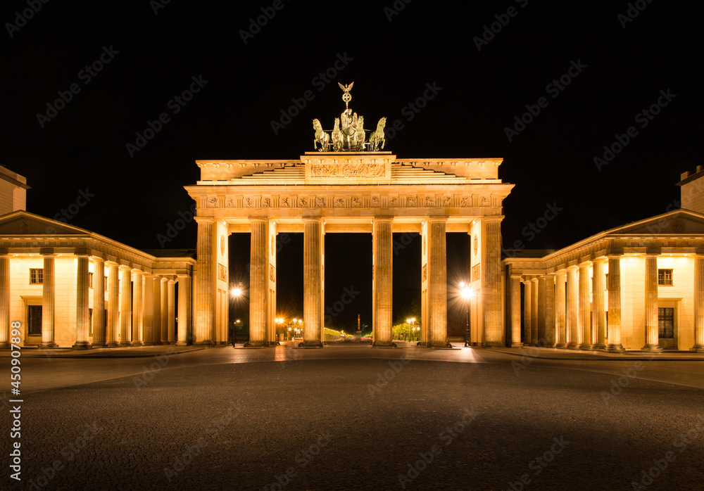 Das Brandenburger Tor in Berlin bei Nacht und ohne Menschen. 
