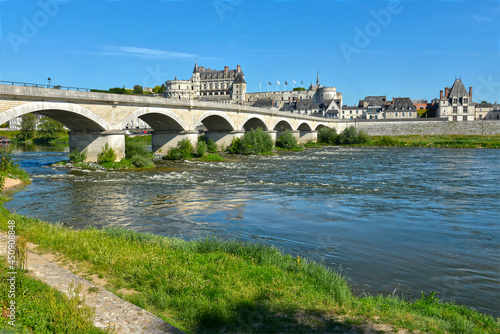 Φωτογραφία River Loire and bridge of Général Leclerc at Amboise, a commune renowned for its magnificent castle, in the Indre-et-Loire department in central France