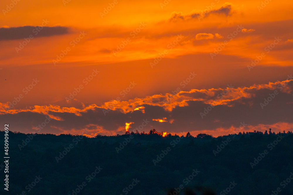 Obraz premium Sonnenuntergang mit Wolken 
