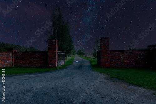 Dojazd do rancza nieutwardzoną drogą w nocy. photo