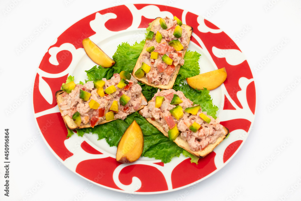 Deliciosa tostadas de atún fresco acompañado con lechugas y rebanadas de durazno Deliciosa tostadas de atún fresco acompañado con lechugas y rebanadas de durazno