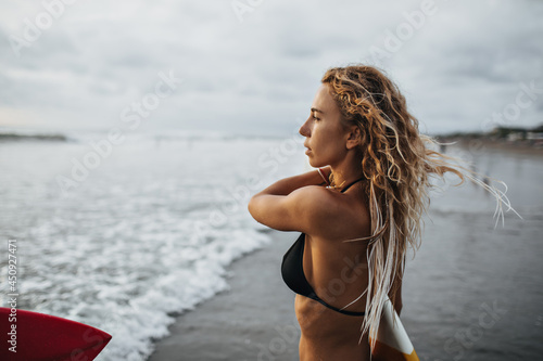 Foto Girl with wavy blond hair looks at sea