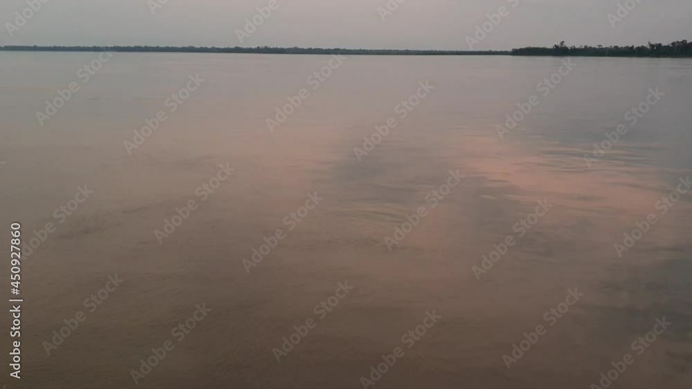 anoitecer no rio amazonas, com movimento vertical anoitecer no rio amazonas, com movimento vertical