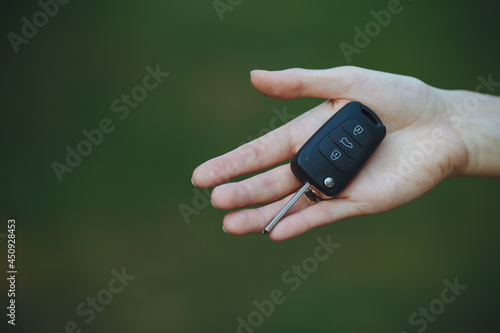 Obraz na płótnie woman holding a car key
w salonie