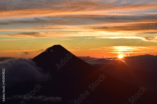 Puesta de sol en un volcán 