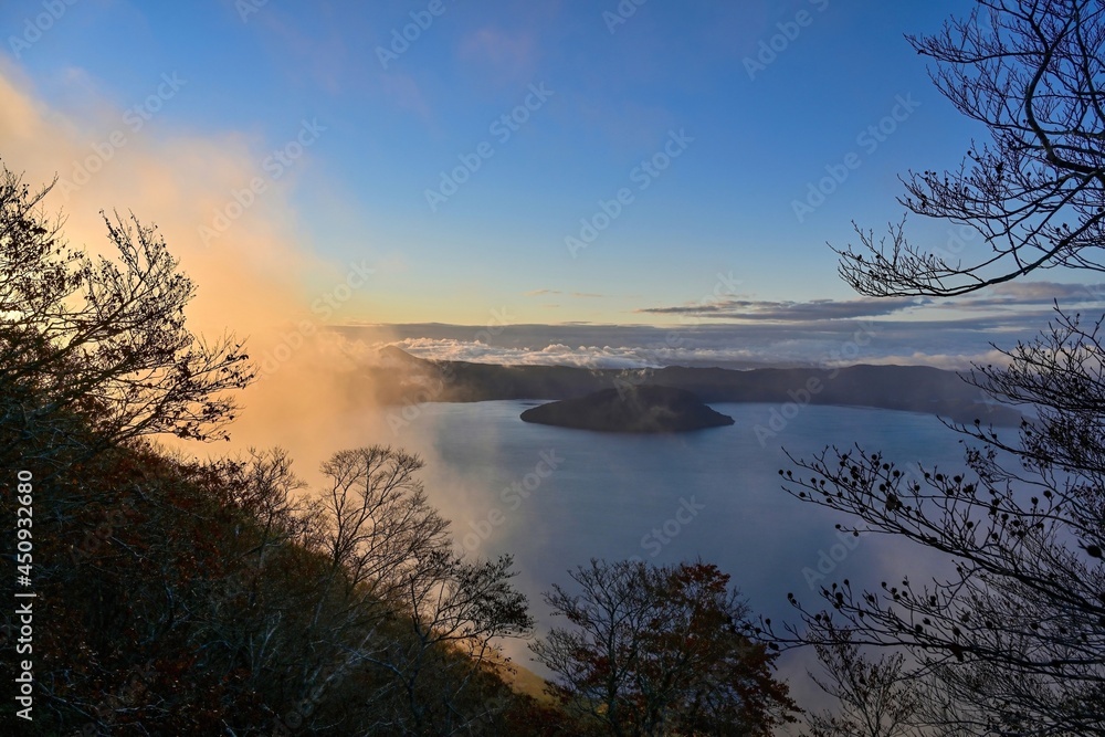 展望台から見た朝日に染まる雲海と十和田湖のコラボ情景＠青森