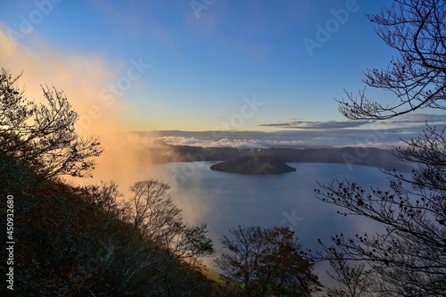 展望台から見た朝日に染まる雲海と十和田湖のコラボ情景＠青森 © Scott Mirror