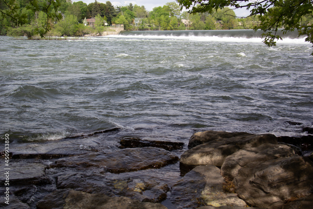 Obraz premium water flowing over rocks