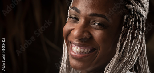 Hermosa mujer de raza afro caribeña muy sonriente