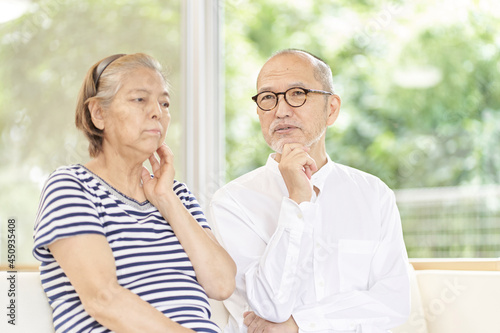 老後の心配をする高齢者の夫婦