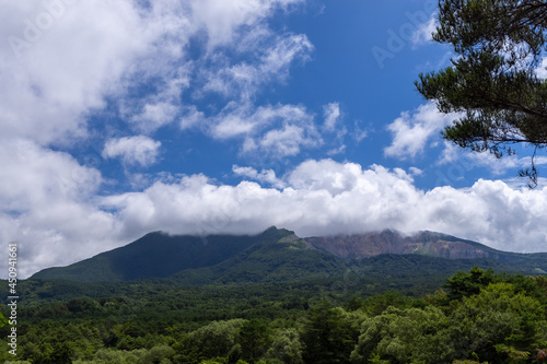 夏の磐梯山と白い雲、広い青空