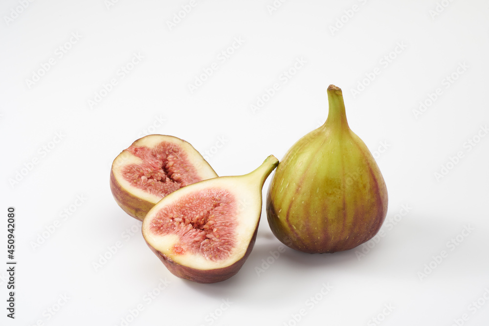いちじくの実を白背景で