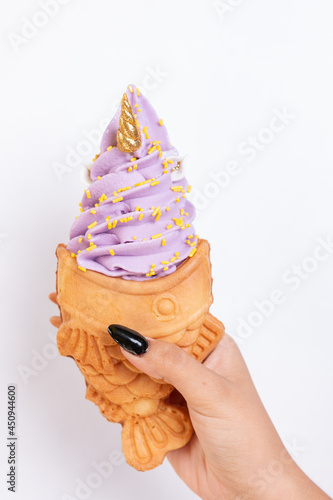 Mano de mujer agarrando helado estilo japonés  en fondo blanco