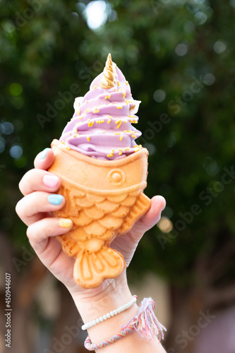 Mano de mujer agarrando helado estilo japonés 