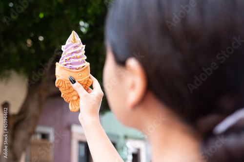 Mano de mujer agarrando helado estilo japonés 