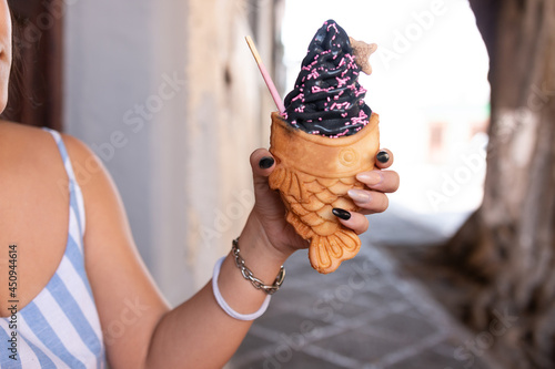 Mano de mujer agarrando helado estilo japonés 