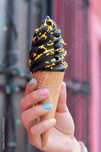 Mano de mujer agarrando helado estilo japonés 
