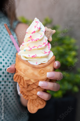 Mano de mujer agarrando helado estilo japonés 