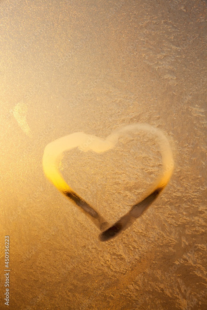 Fototapeta premium heart painted on a window in winter