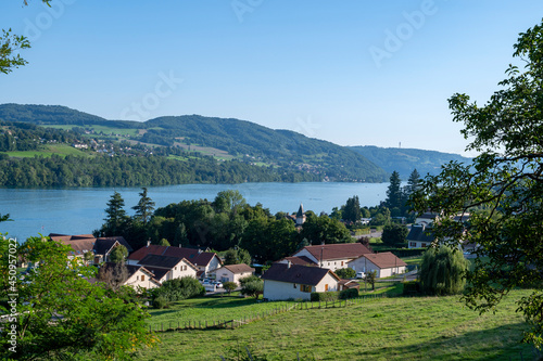 Paysage des villages du lac de Paladru en france en Isère en été