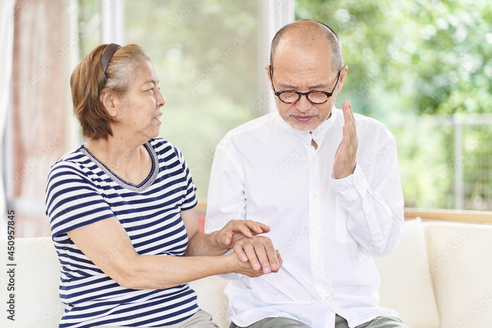 Obraz premium 夫の頭痛を心配する妻