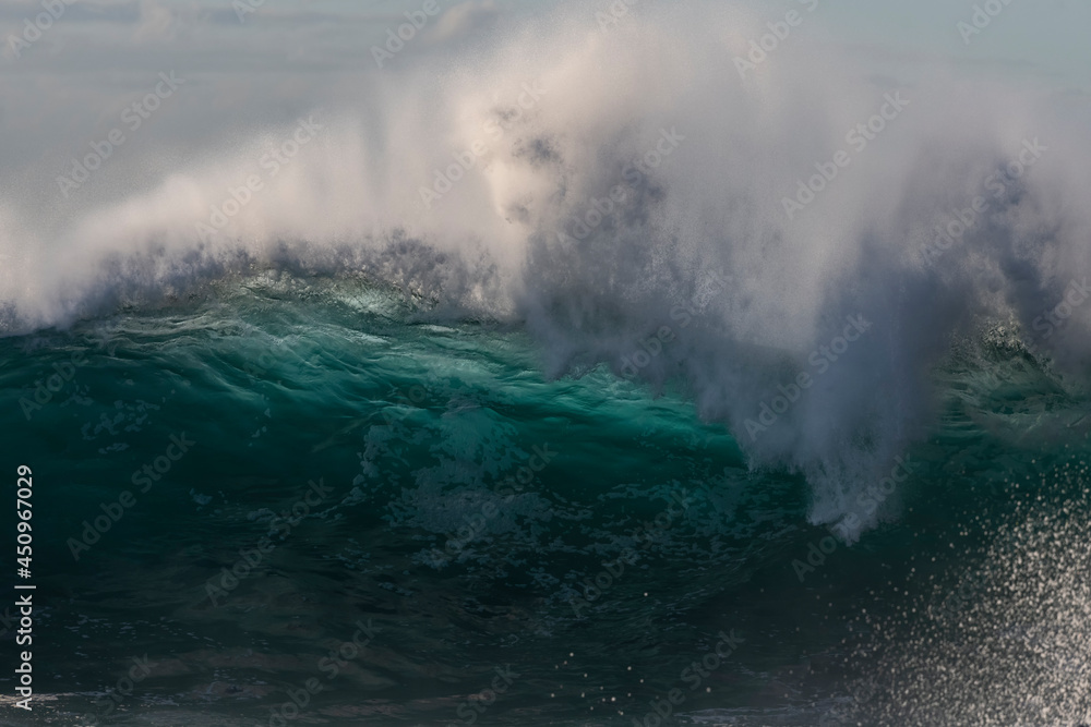 Obraz premium Splashing waves at sunrise, Sydney Australia