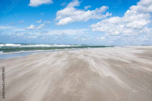 Sturm auf der Nordseeinsel Terschelling, Sand wird am Strand verweht photo