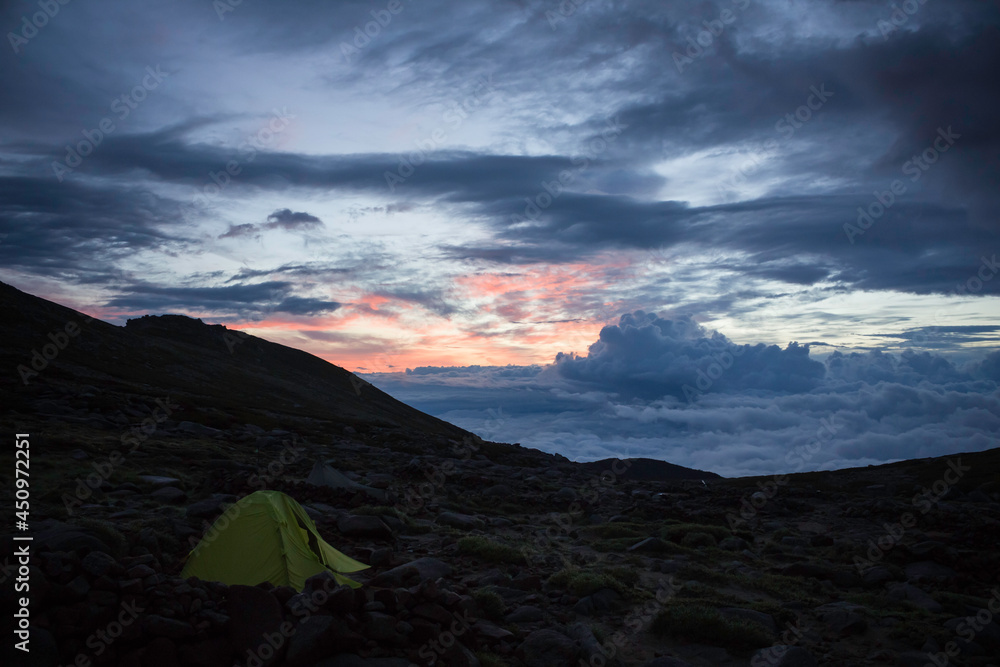 駒ケ岳頂上山荘のテント場から見る夜明けの空