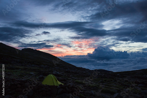 駒ケ岳頂上山荘のテント場から見る夜明けの空