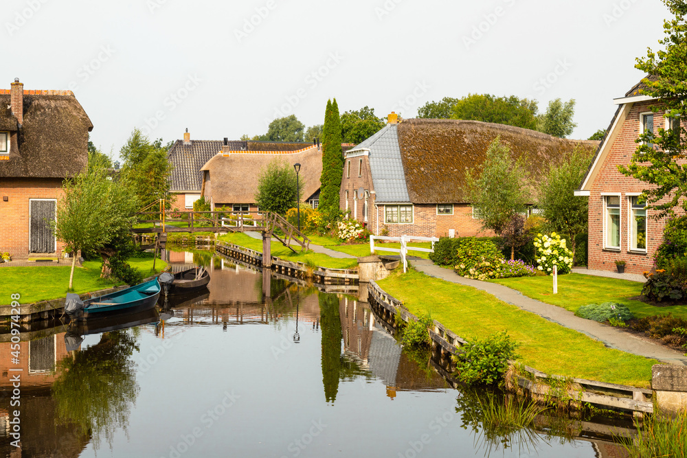 Obraz premium Belt-Schutsloot, a village located in the Wieden nature reserve in the municipality of Steenwijkerland, near Giethoorn in the Dutch province of Overijssel.