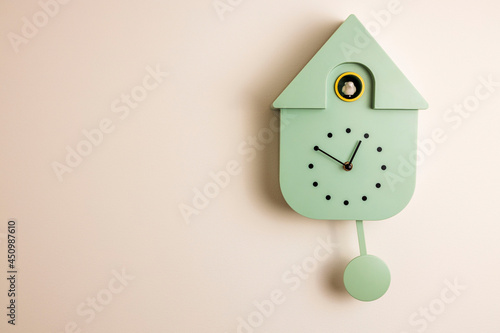 Foto Close up view of grey wall cuckoo clock on pink background