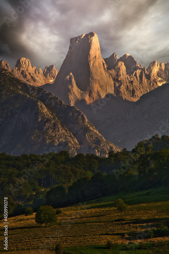 peak urriellu o Naranjo de bulnes .