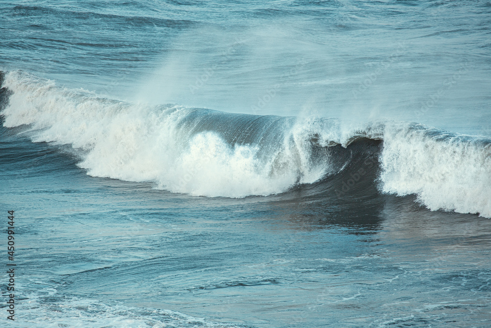 Fototapeta premium waves crashing on rocks