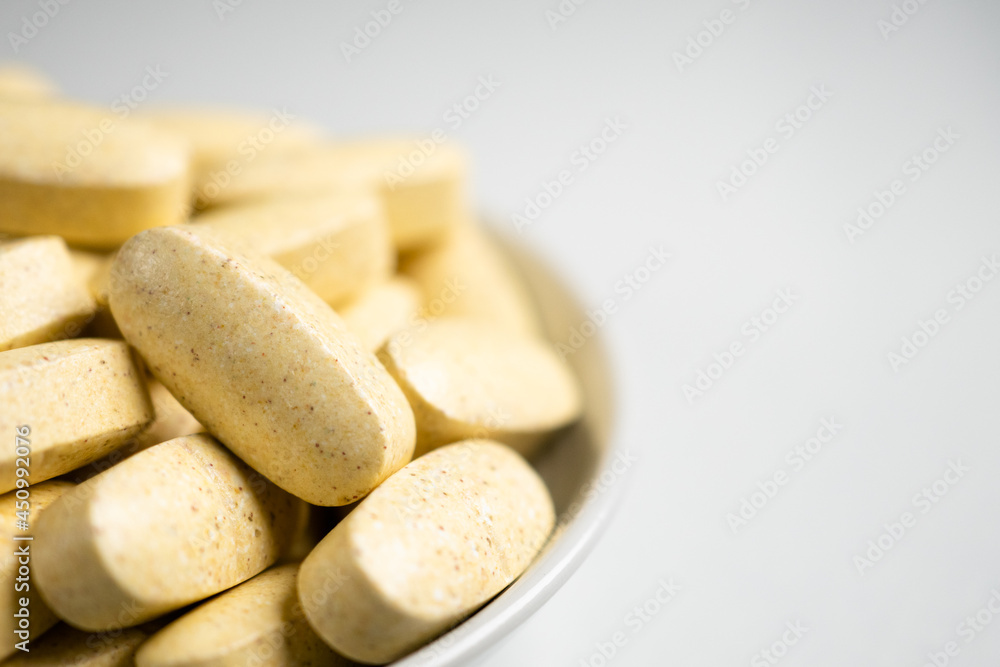 大量のマルチビタミンの錠剤